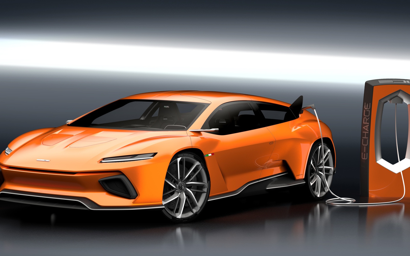 Оранжевый электромобиль GT Zero на заправке