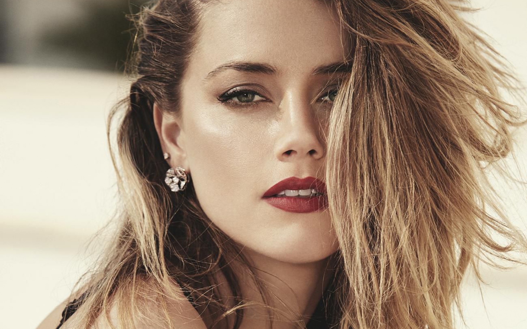 Популярная блондинка актриса Эмбер Хёрд с красными губами