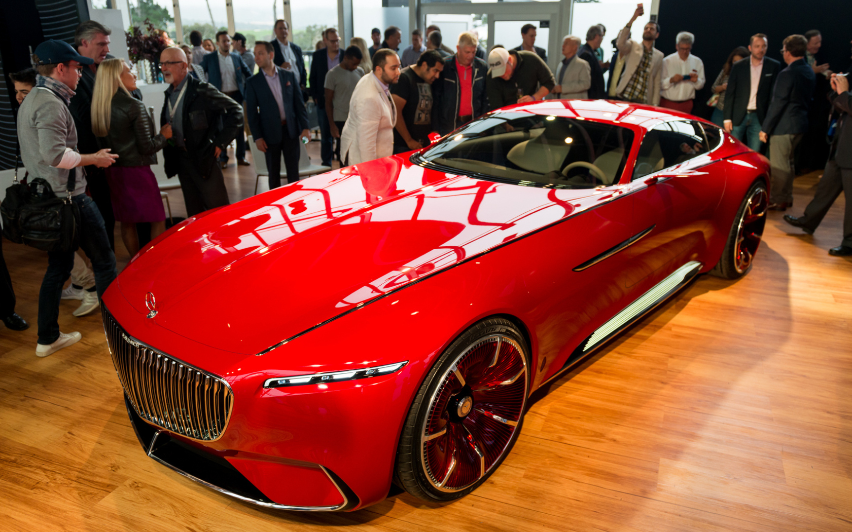 Красный электрокар Mercedes-Maybach 6 на выставке 