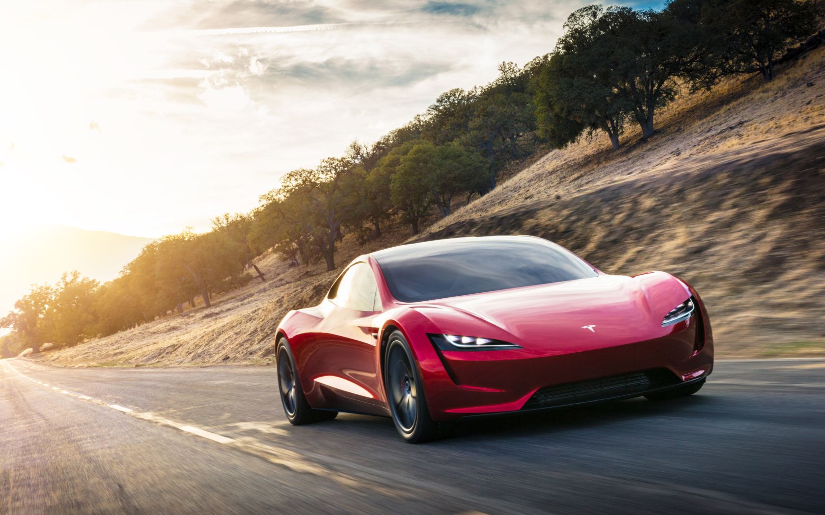 Красный электромобиль Tesla Roadster, 2020 на трассе
