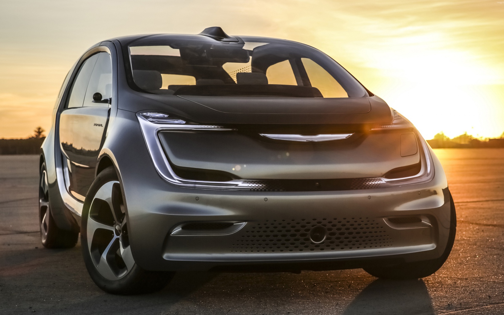Серебристый электрический автомобиль Chrysler Portal на закате солнца