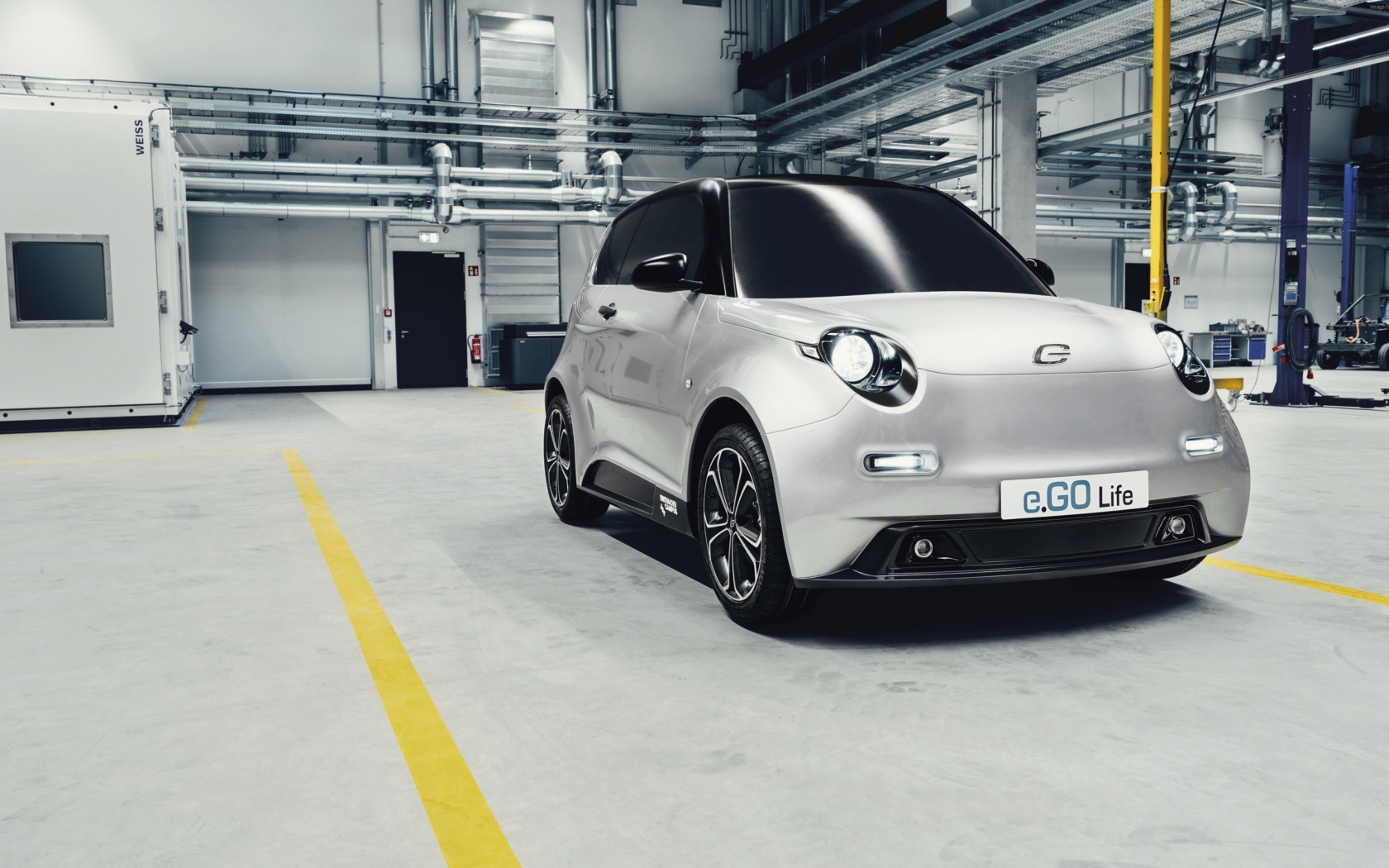 Серебристый маленький электромобиль e.GO Life
