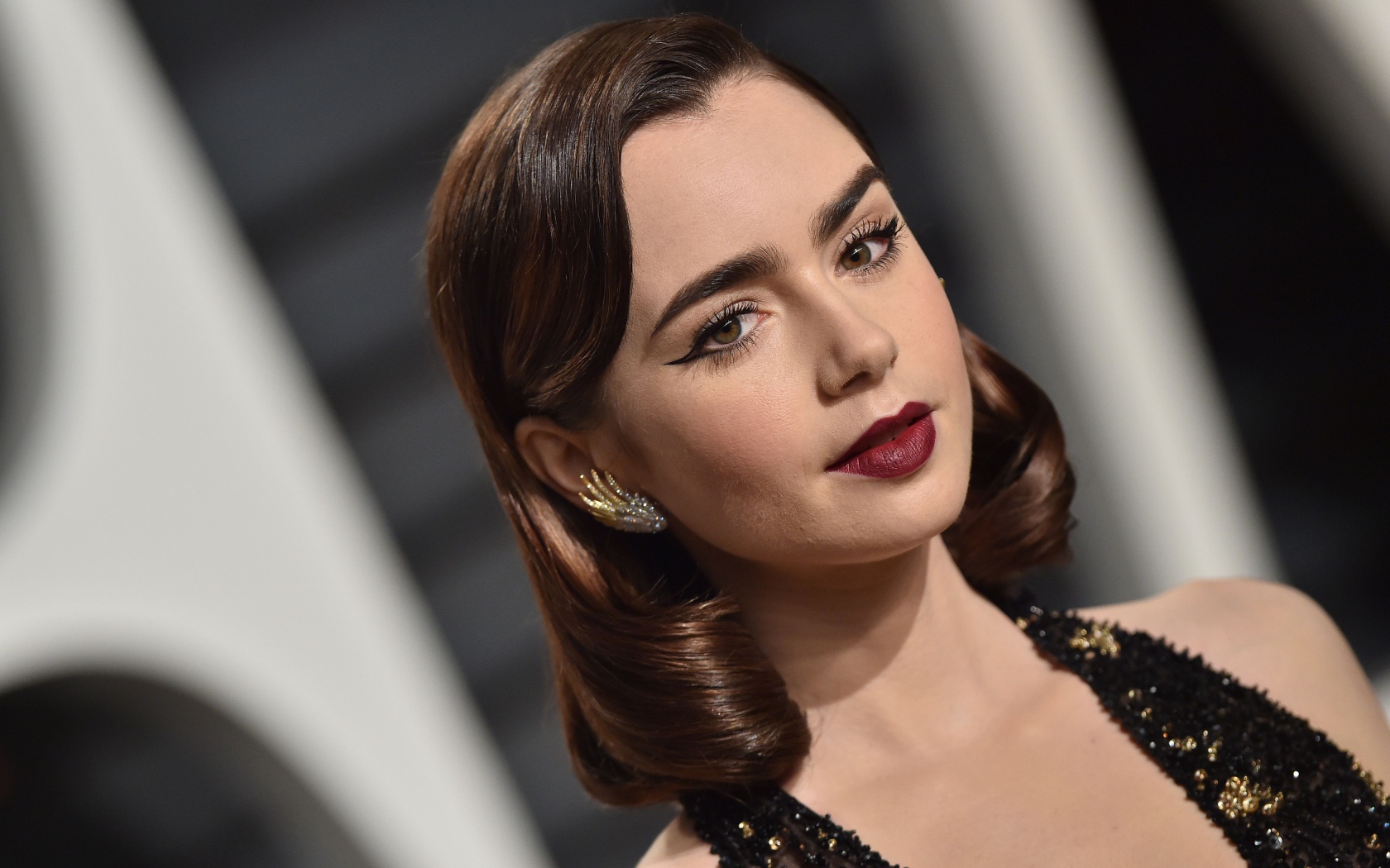 Эффектная брюнетка Лили Коллинз с красивым макияжем