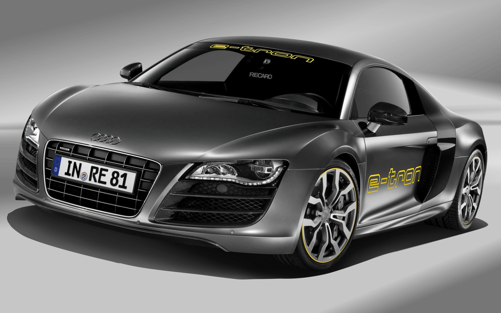 Стильный серебристый электромобиль Audi R8 e-tron 