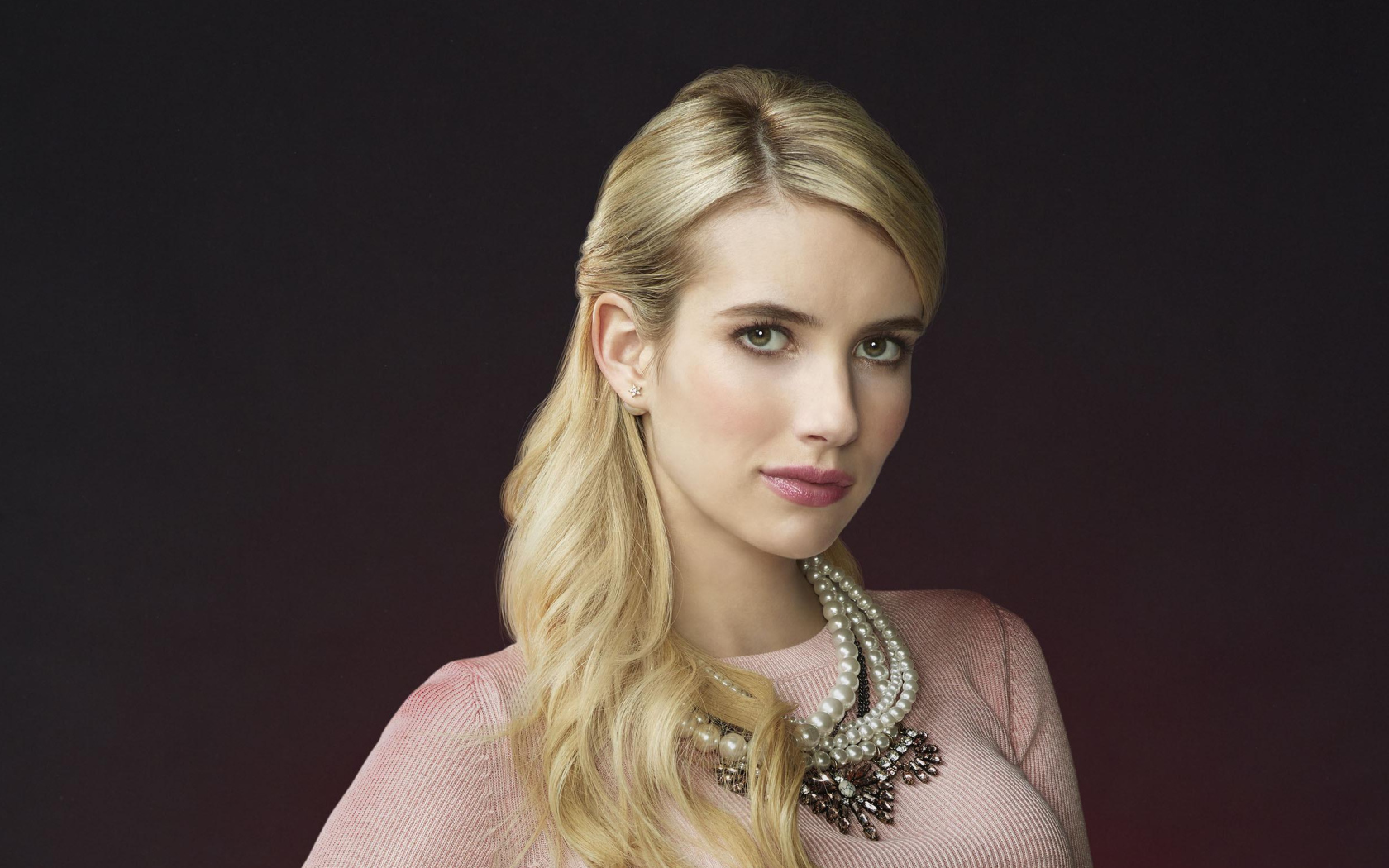 Стильная молодая актриса Эмма Робертс 