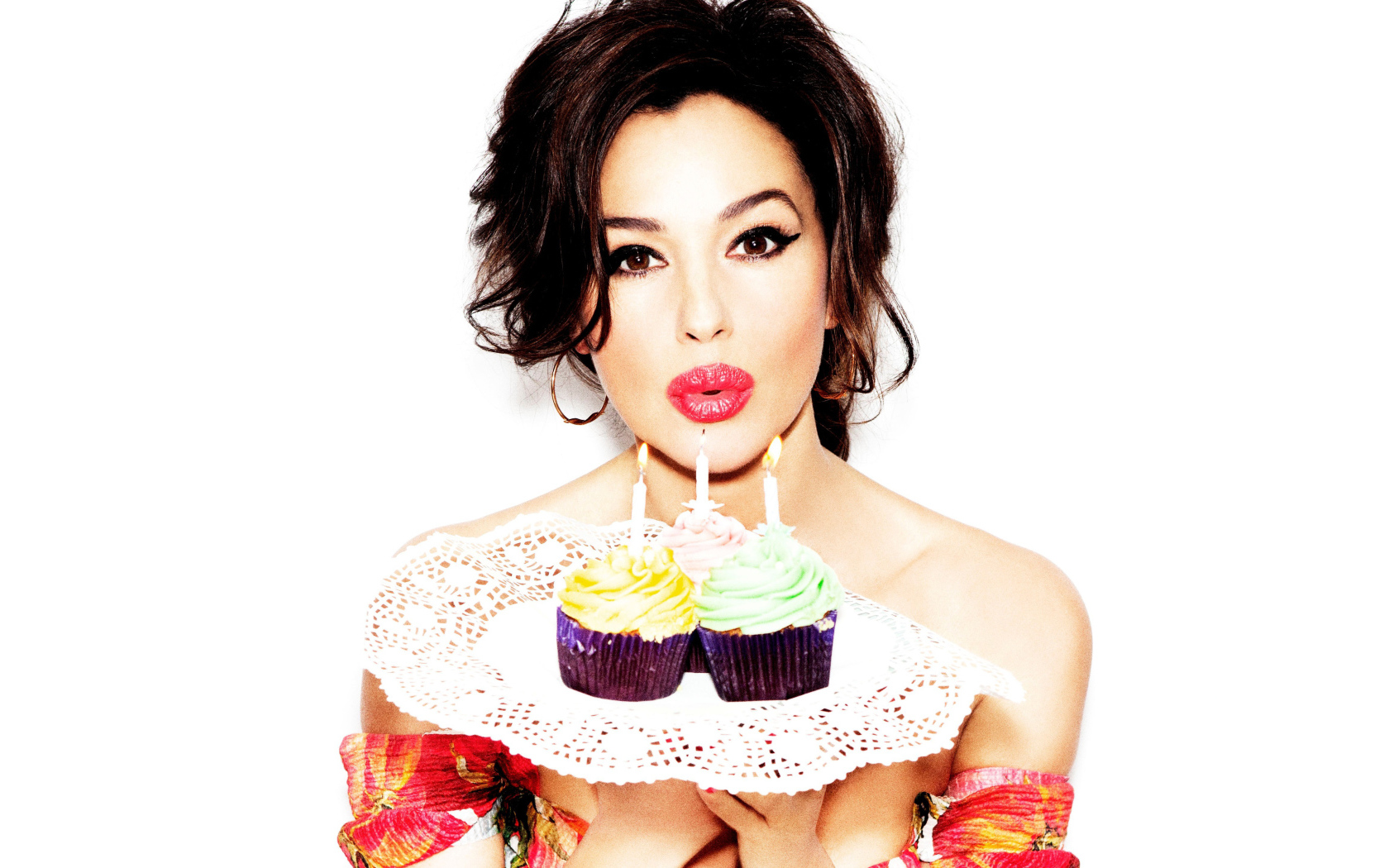 Красивая актриса Моника Беллуччи с маффинами 