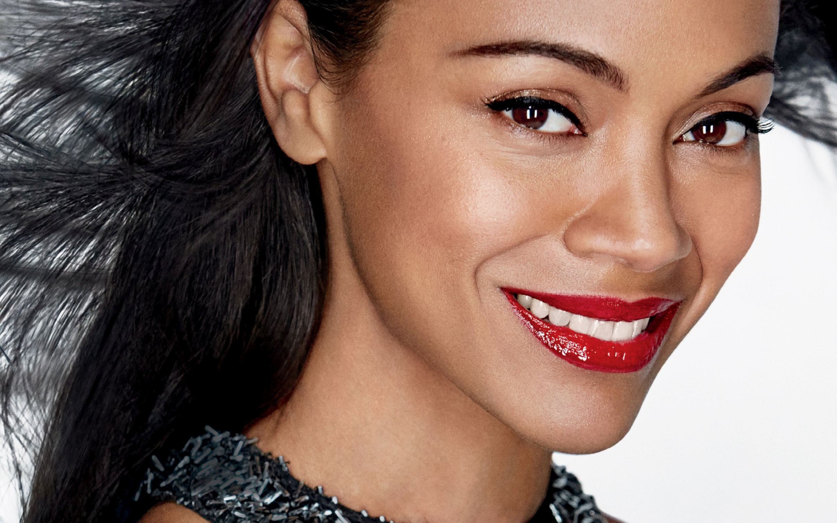 Обворожительная улыбка актрисы Зои Салдана 