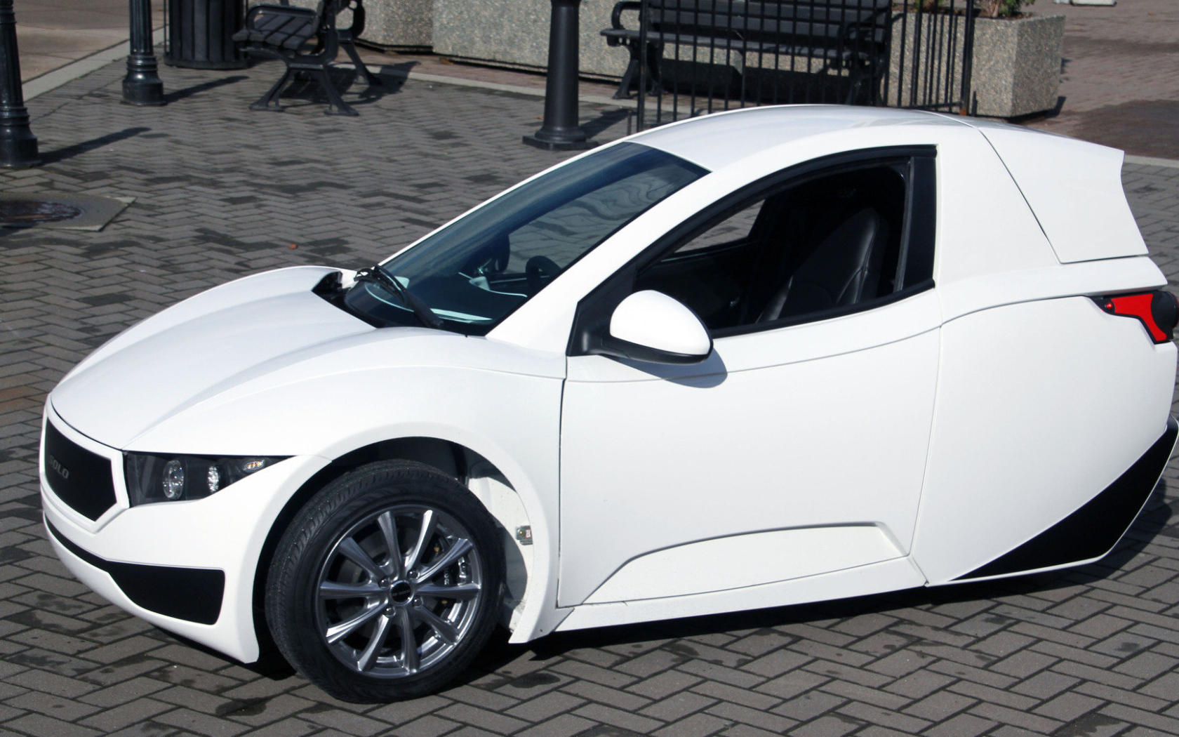 Белый электромобиль Solo модель 2017 года 