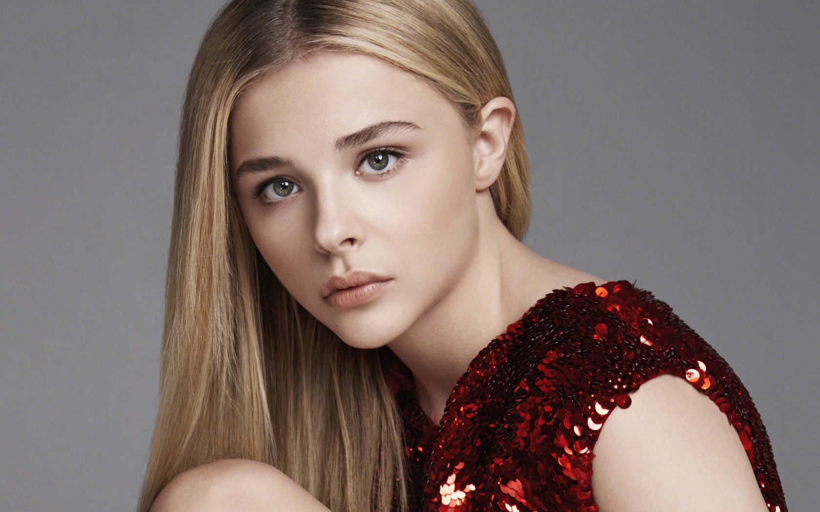 Молодая актриса Хлоя Грейс Морец в красном платье 