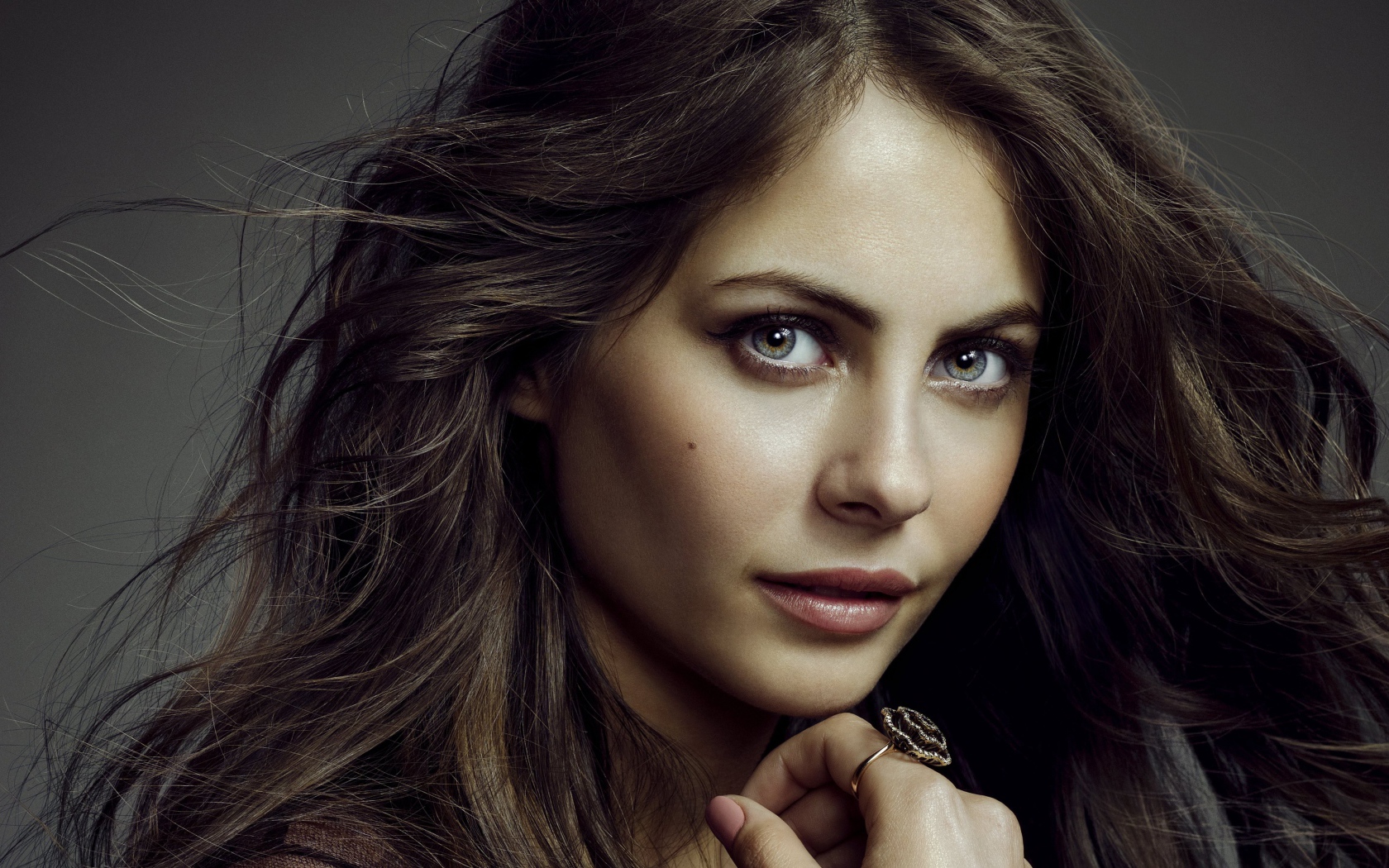 Молодая актриса Уилла Холланд с красивыми глазами