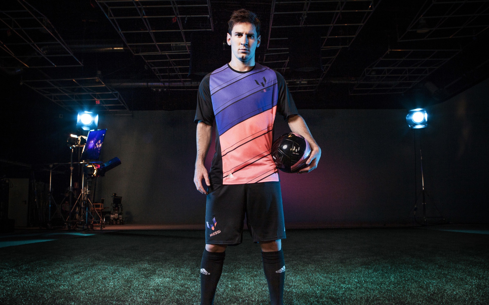 Футболист Лионель Месси в  фотостудии