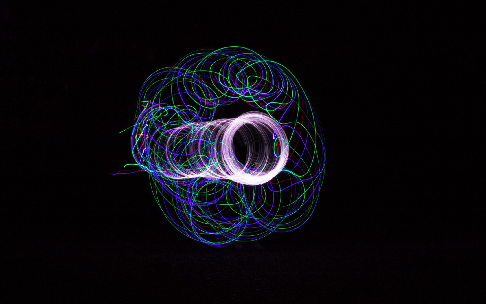 Разноцветные неоновые круги на черном фоне