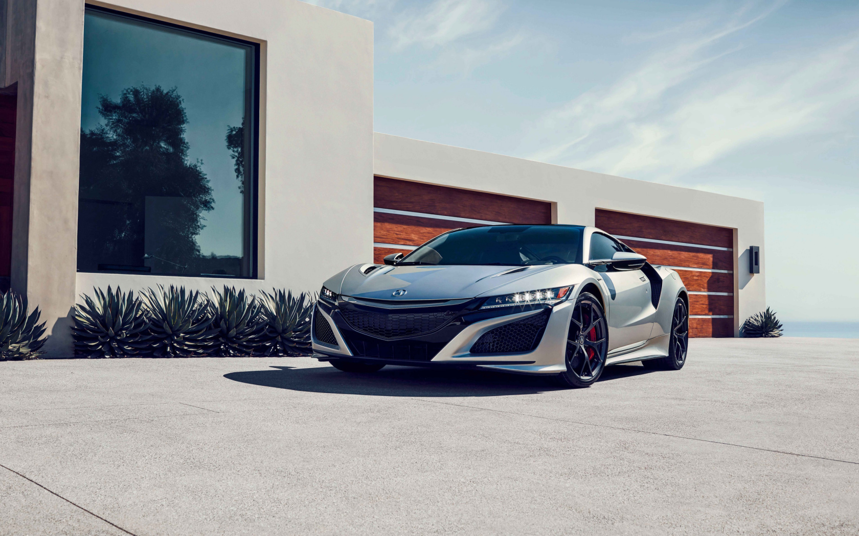 Серебристый спортивный автомобиль Acura NSX, 2019