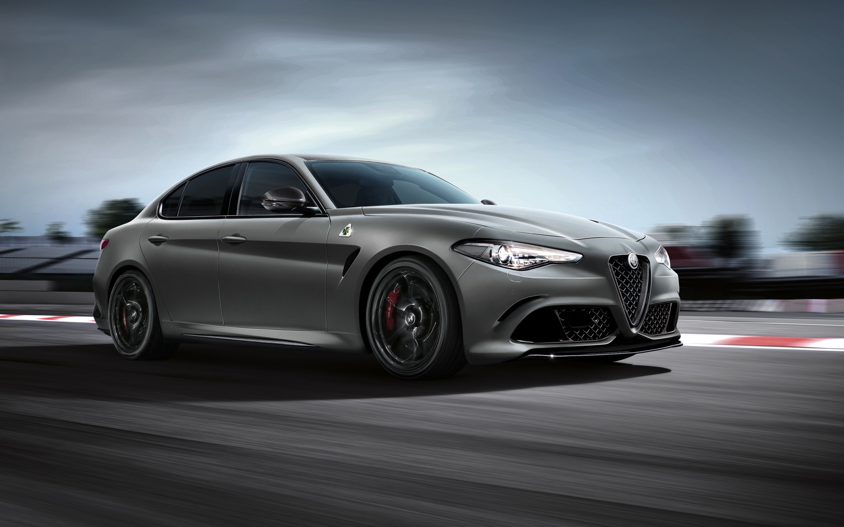 Серебристый автомобиль Alfa Romeo  Quadrifoglio Nurburgring, 2018 года на скорости
