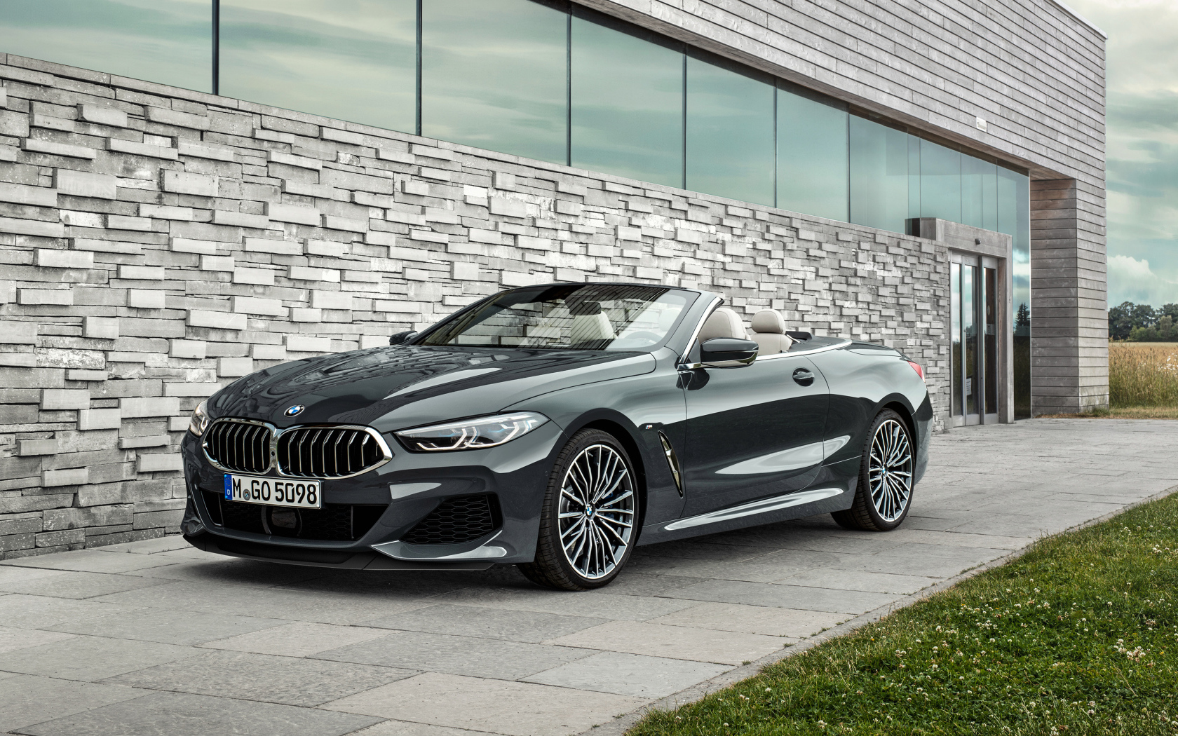 Черный кабриолет BMW M850i 2018 года