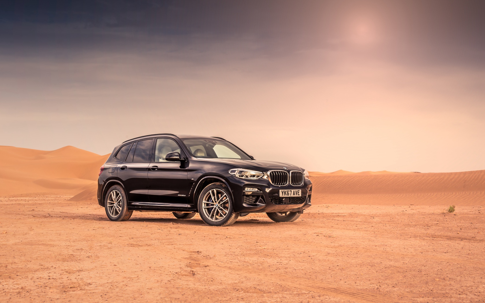 Черный внедорожник BMW  X3 xDrive30d M Sport на песке