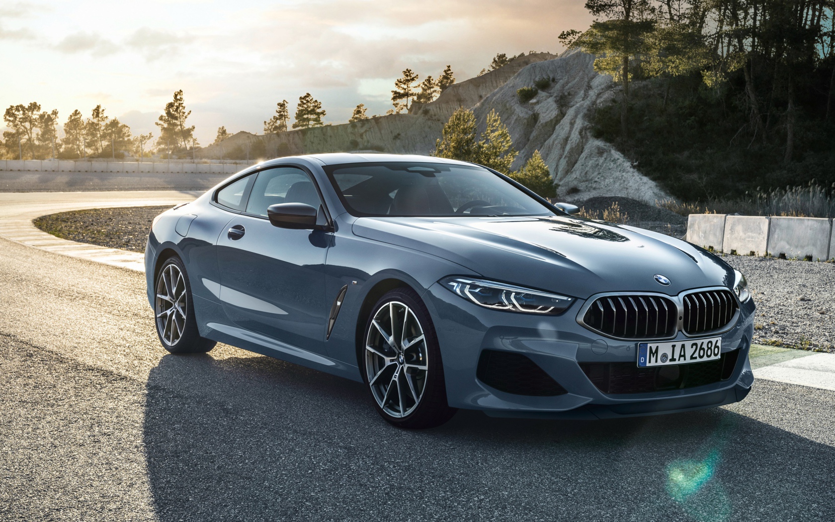 Серебристый автомобиль BMW M850i XDrive 2018
