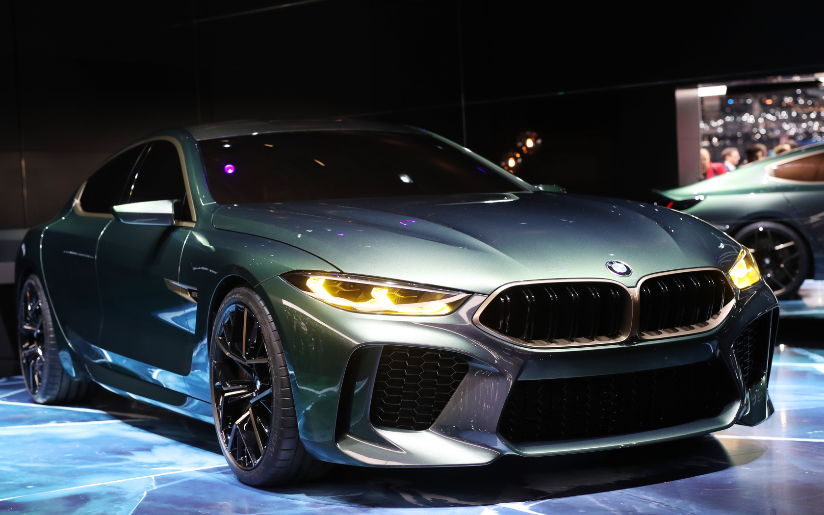 Серебристый автомобиль BMW M8 Gran Coupe в салоне