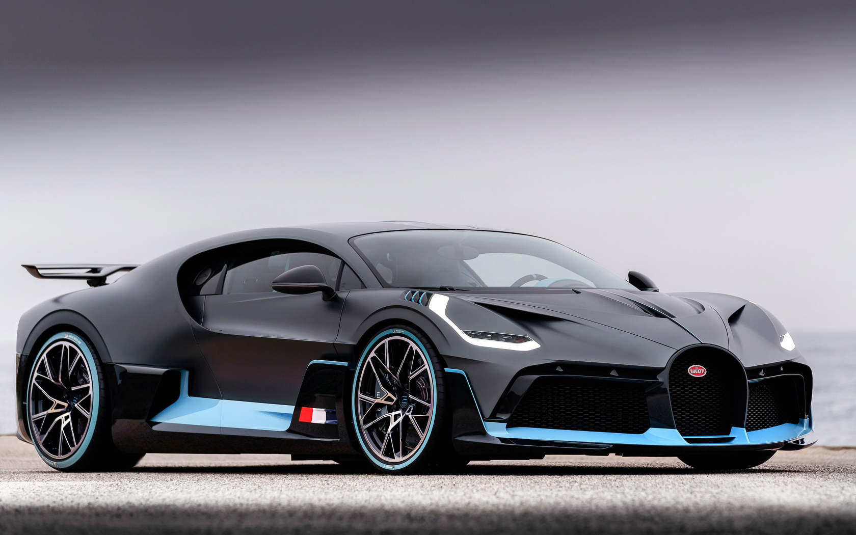 Черный спортивный автомобиль Bugatti Divo, 2018 года на сером фоне