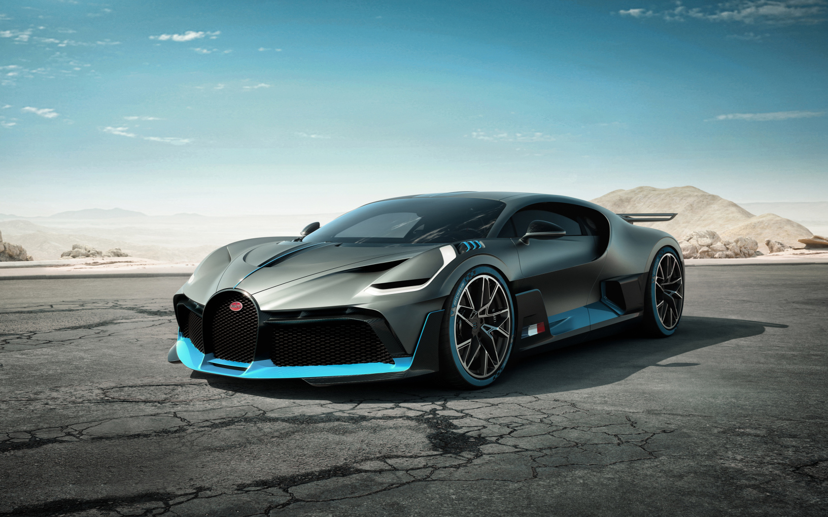 Суперкар Bugatti Divo, 2019 года на фоне голубого неба