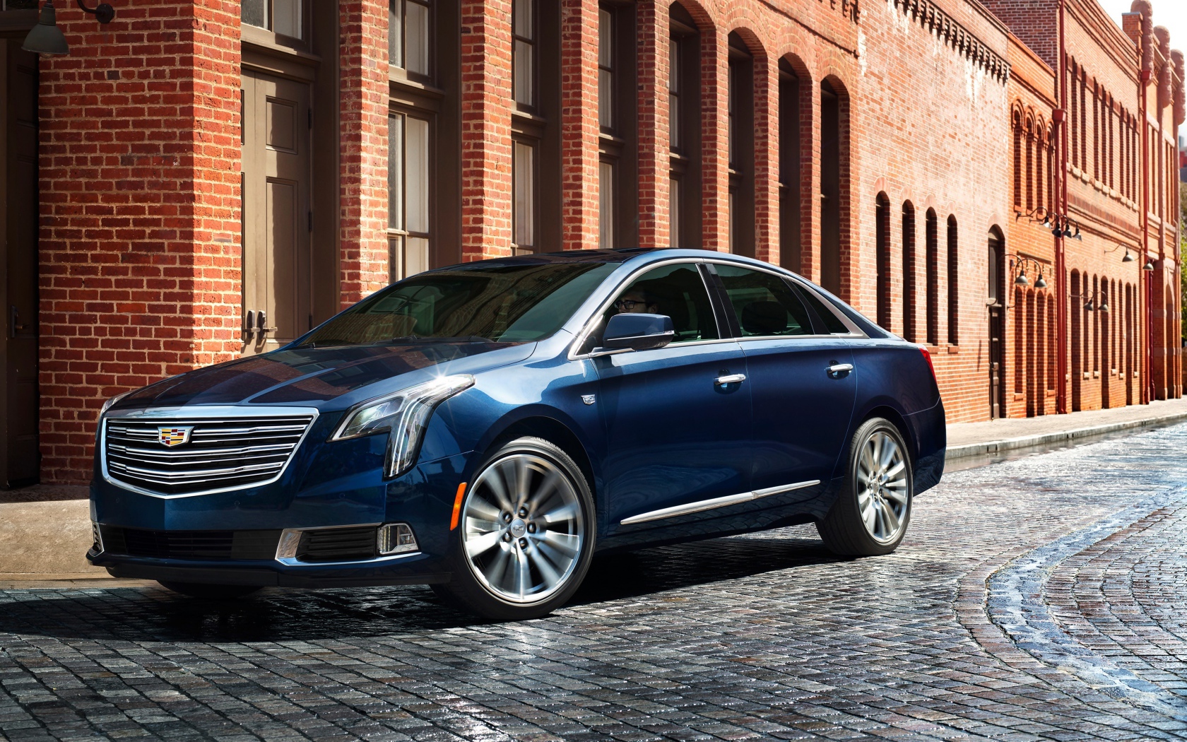 Синий стильный автомобиль Cadillac XTS, 2017