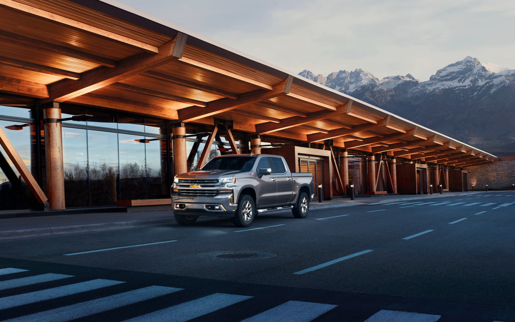 Серебристый пикап Chevrolet Silverado LTZ, 2018