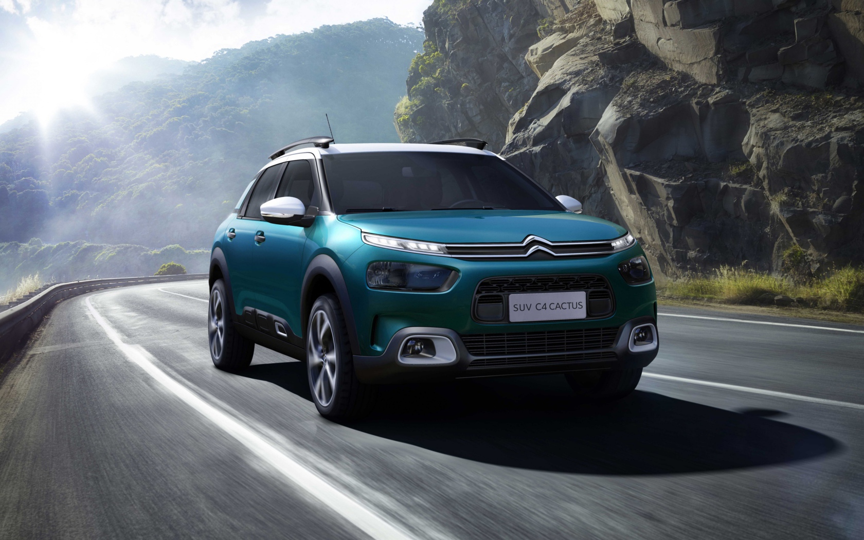 Внедорожник Citroen C4, 2018 на фоне гор