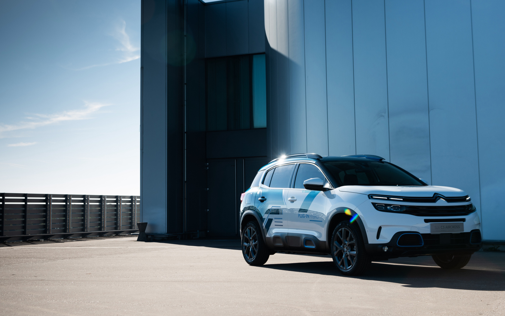 Белый внедорожник Citroen C5 2018 года