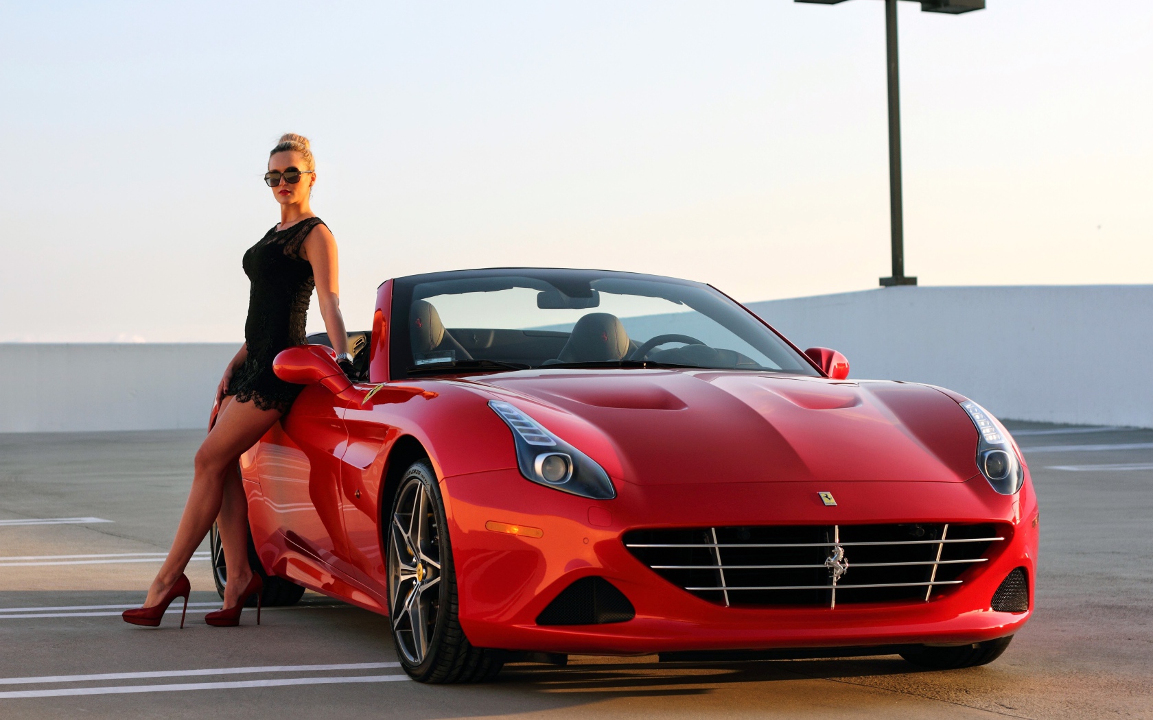 Красивая девушка у красного кабриолета Ferrari California
