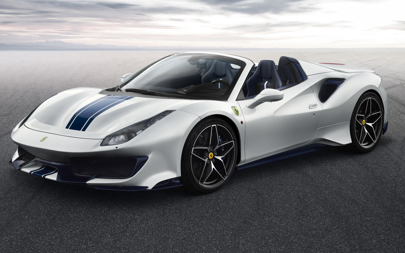 Белый автомобиль кабриолет Ferrari 488 Pista Spider