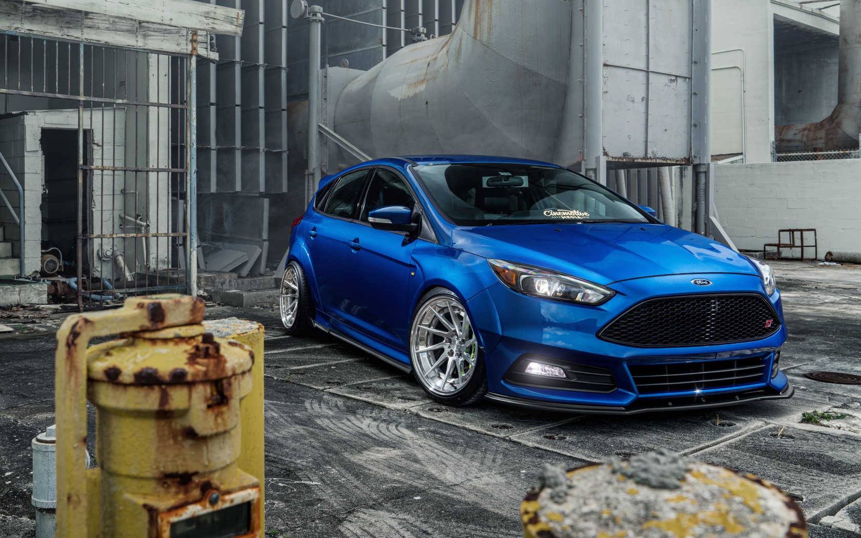 Синий автомобиль хэтчбек Ford Focus ST
