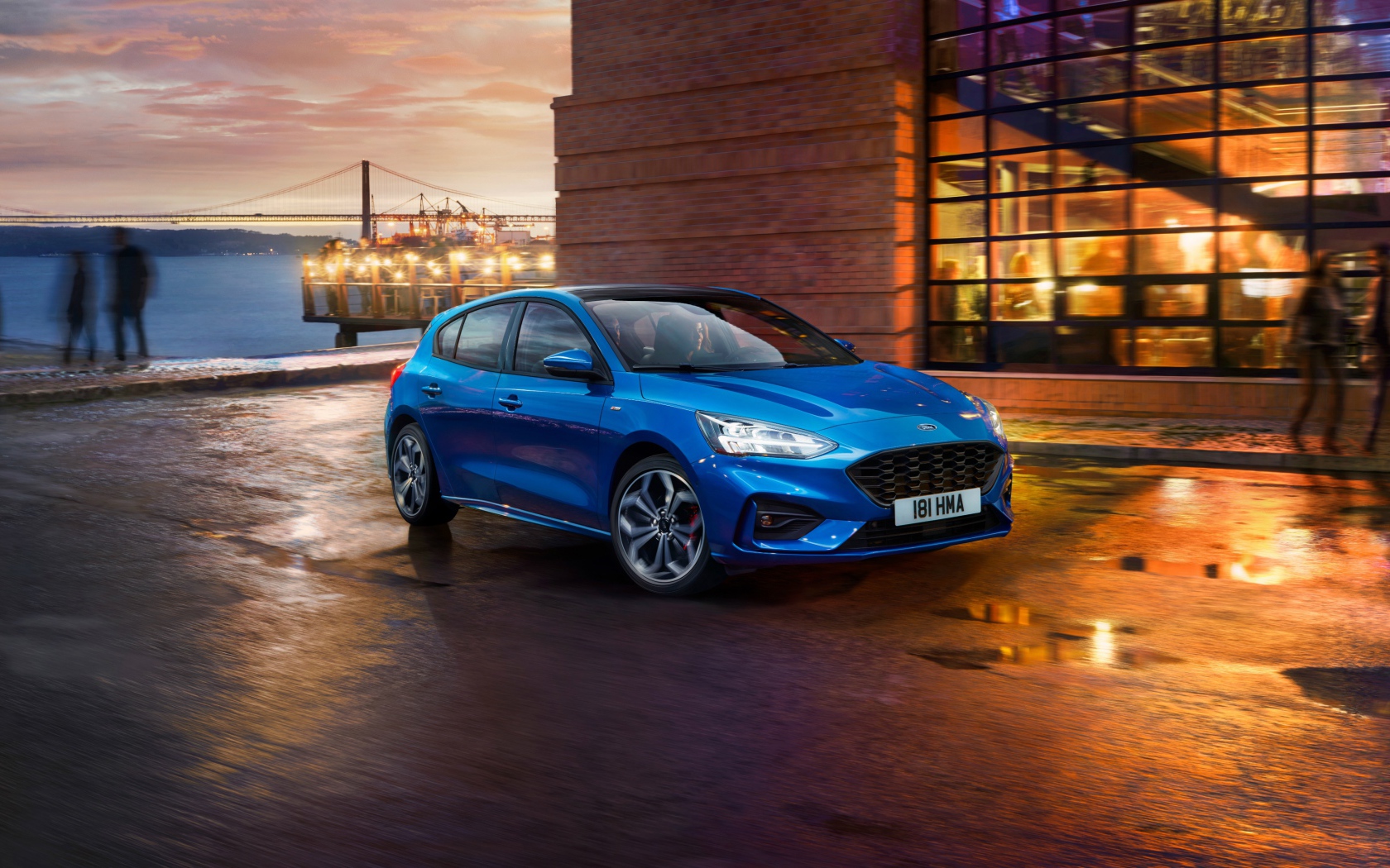 Синий компактный автомобиль Ford Focus