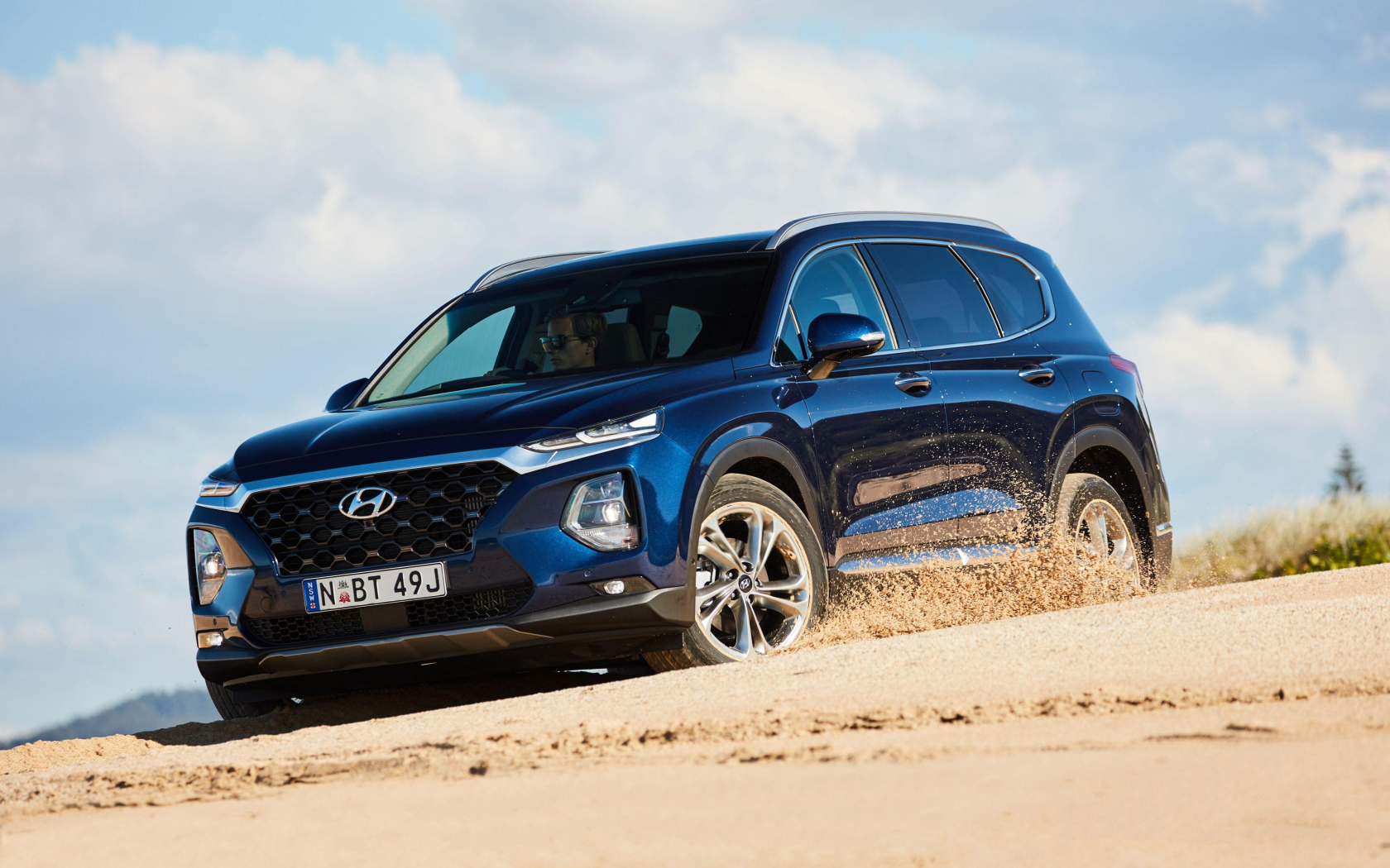 Черный внедорожник Hyundai Santa Fe, 2018 года на песке 