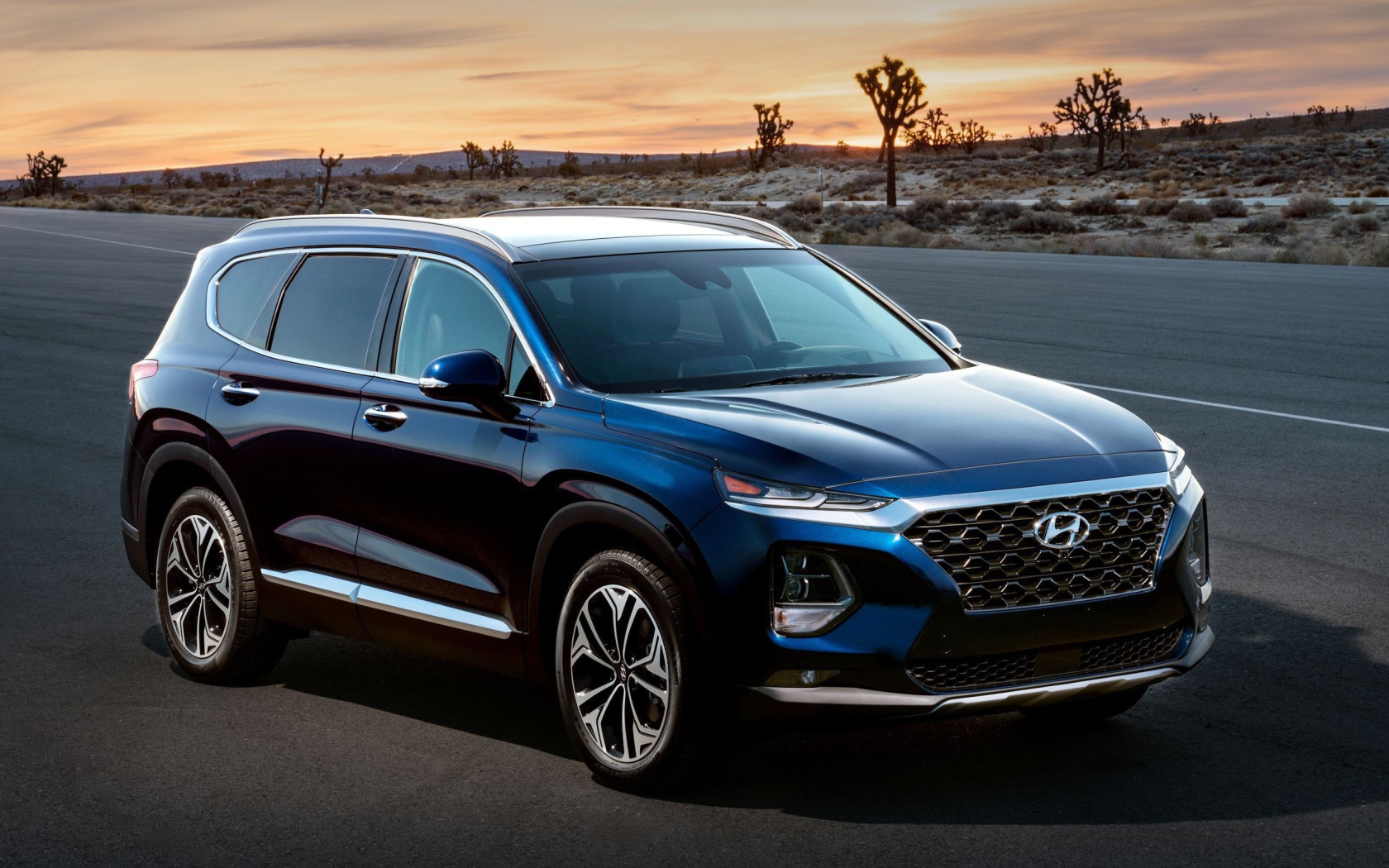 Черный внедорожник Hyundai Santa Fe 2019