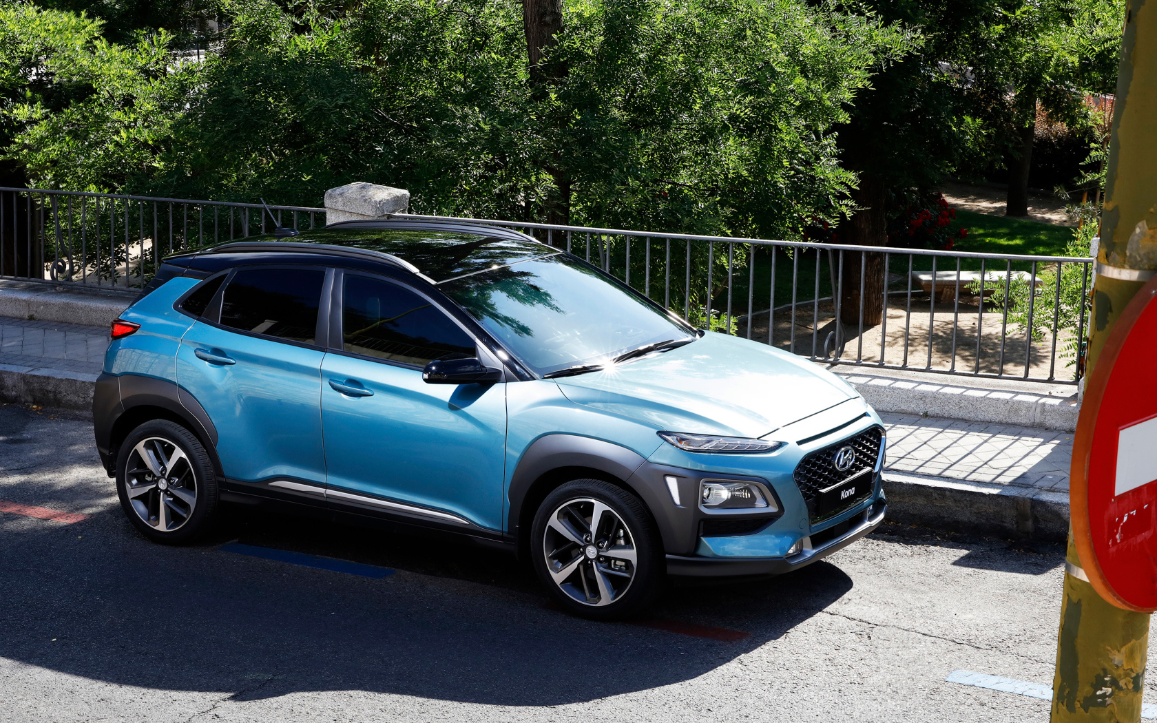 Голубой внедорожник Hyundai Kona