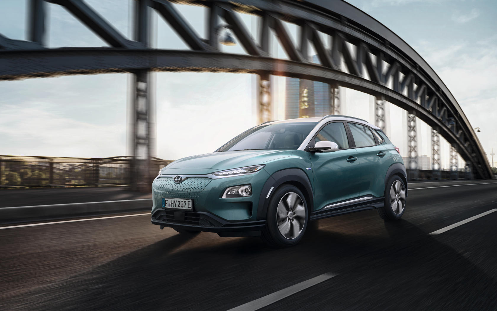 Электрический внедорожник Hyundai Kona, 2018 на трассе