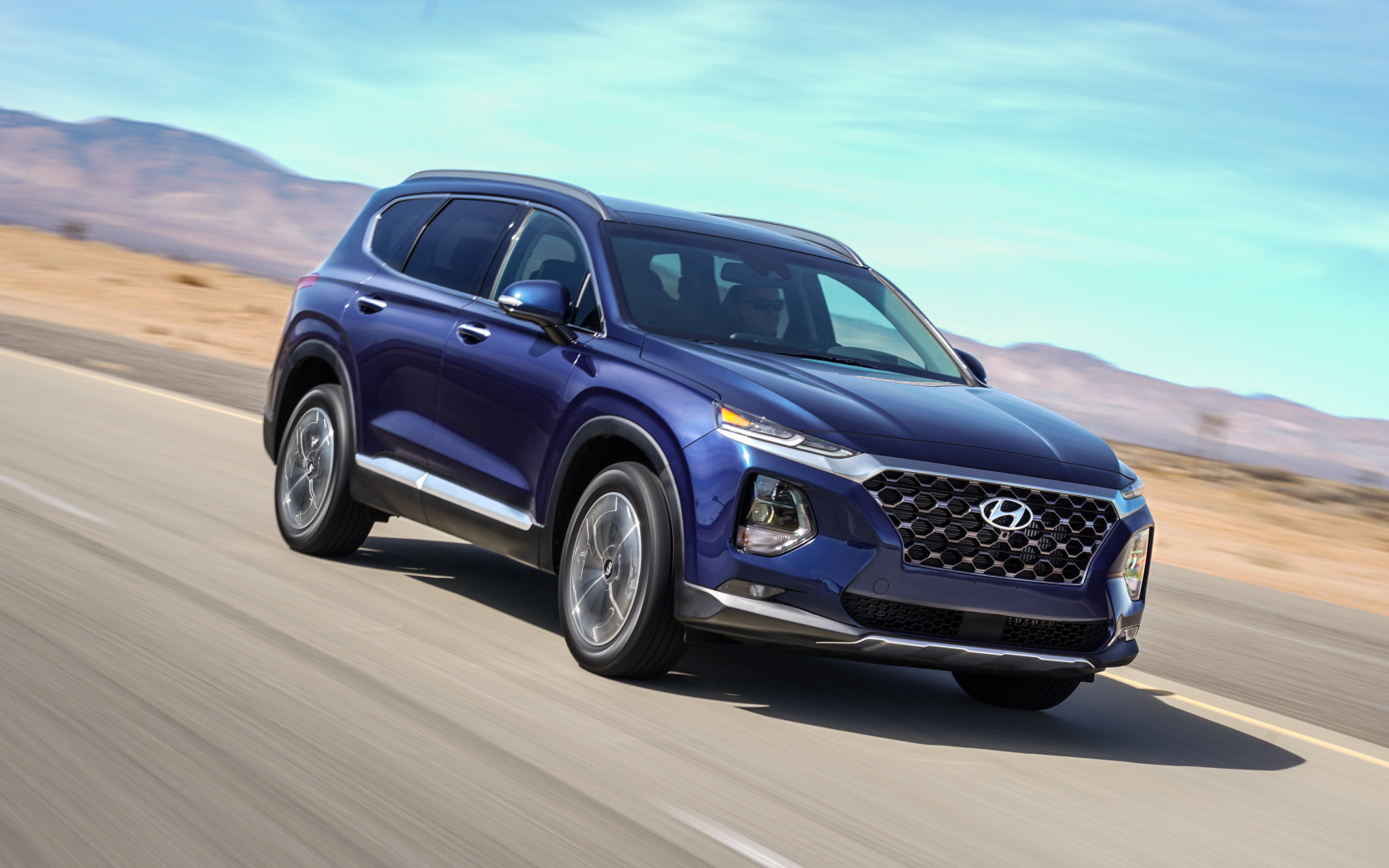 Внедорожник Hyundai Santa Fe, 2019 на трассе