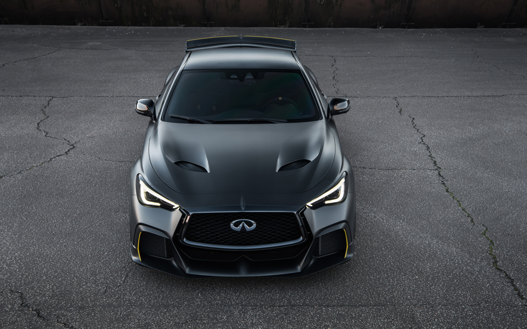 Автомобиль Infiniti Project Black S стоит на асфальте