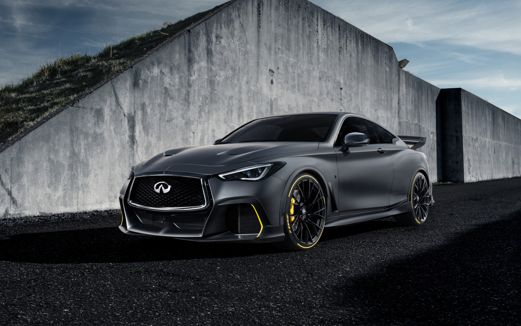 Серебристый автомобиль Infiniti Project Black S у стены