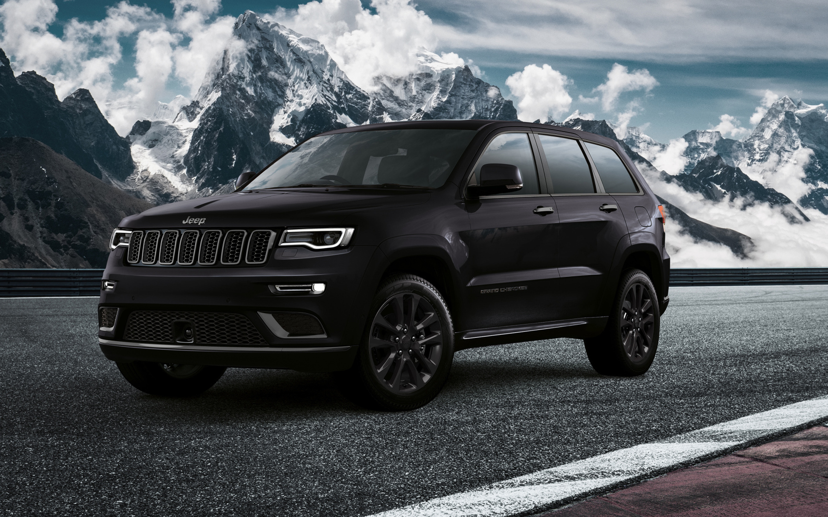 Черный Jeep Grand Cherokee S, 2019 на фоне заснеженных гор
