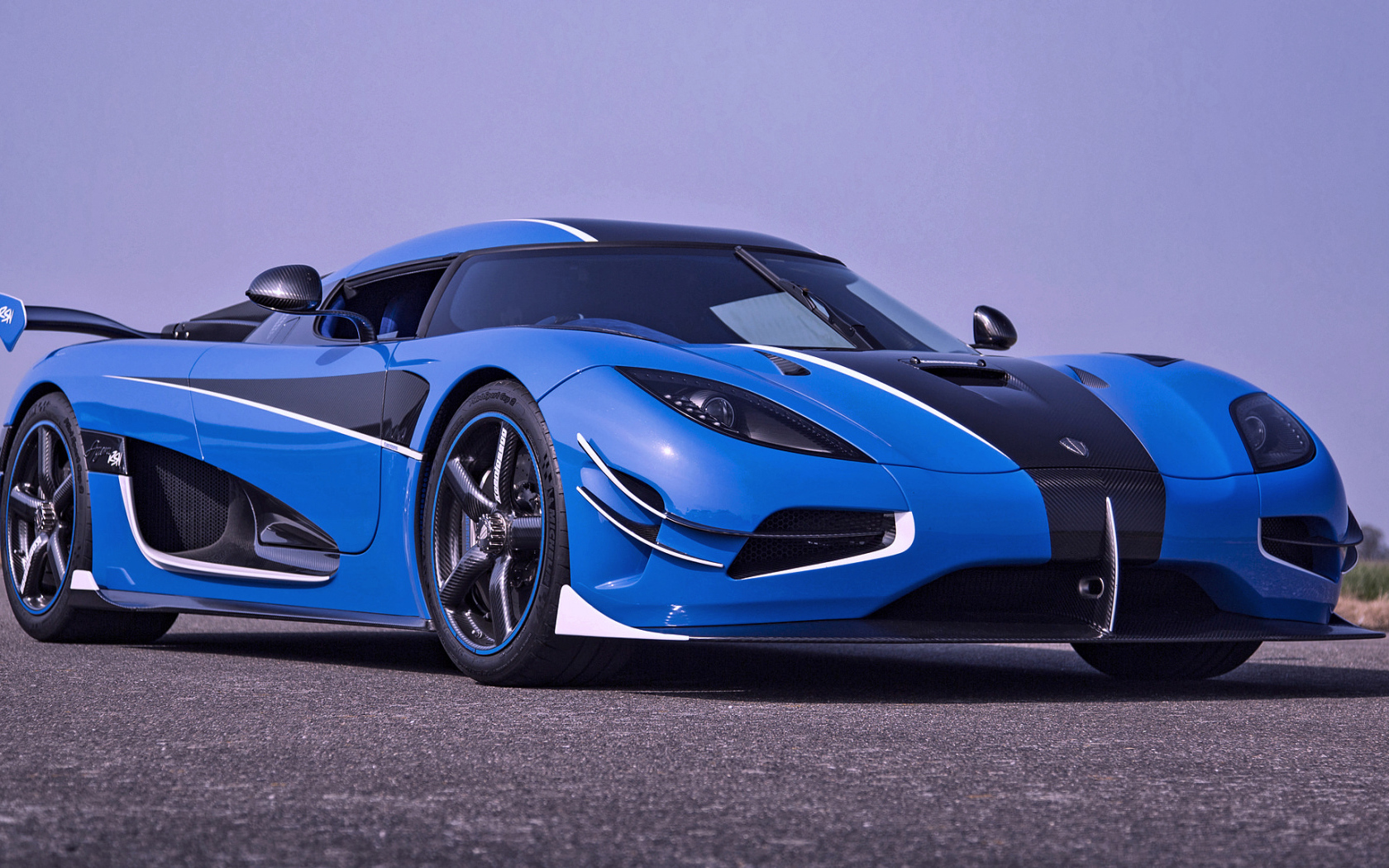 Синий спортивный автомобиль Koenigsegg Agera RSN 2018 года