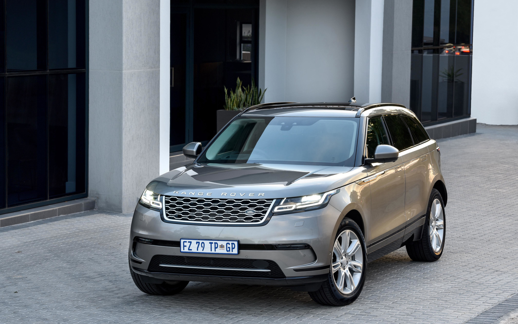 Серебристый внедорожник Land Rover Velar D240 HSE