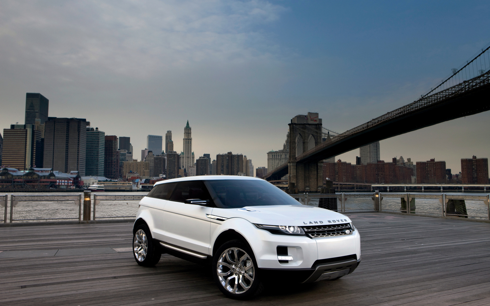 Белый внедорожник Range Rover LRX, 2019