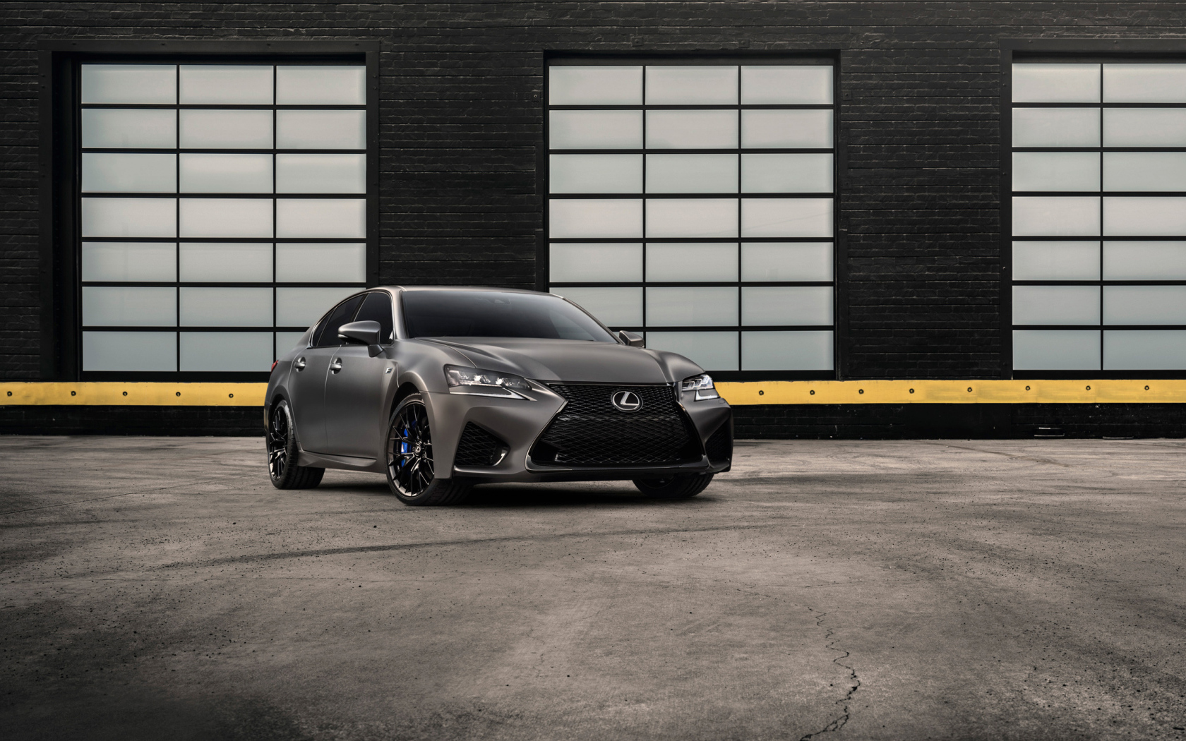 Новый серебристый автомобиль Lexus GS F, 2018