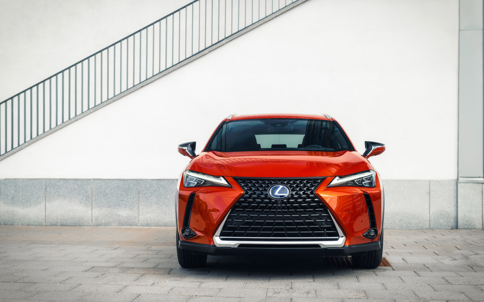 Красный автомобиль Lexus UX 250h, 2019 года вид спереди