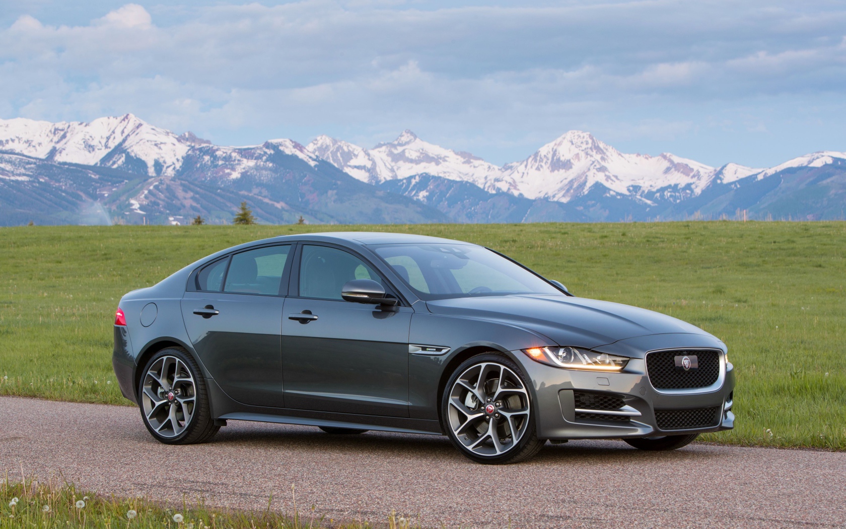 Серебристый автомобиль Jaguar Xe 2019