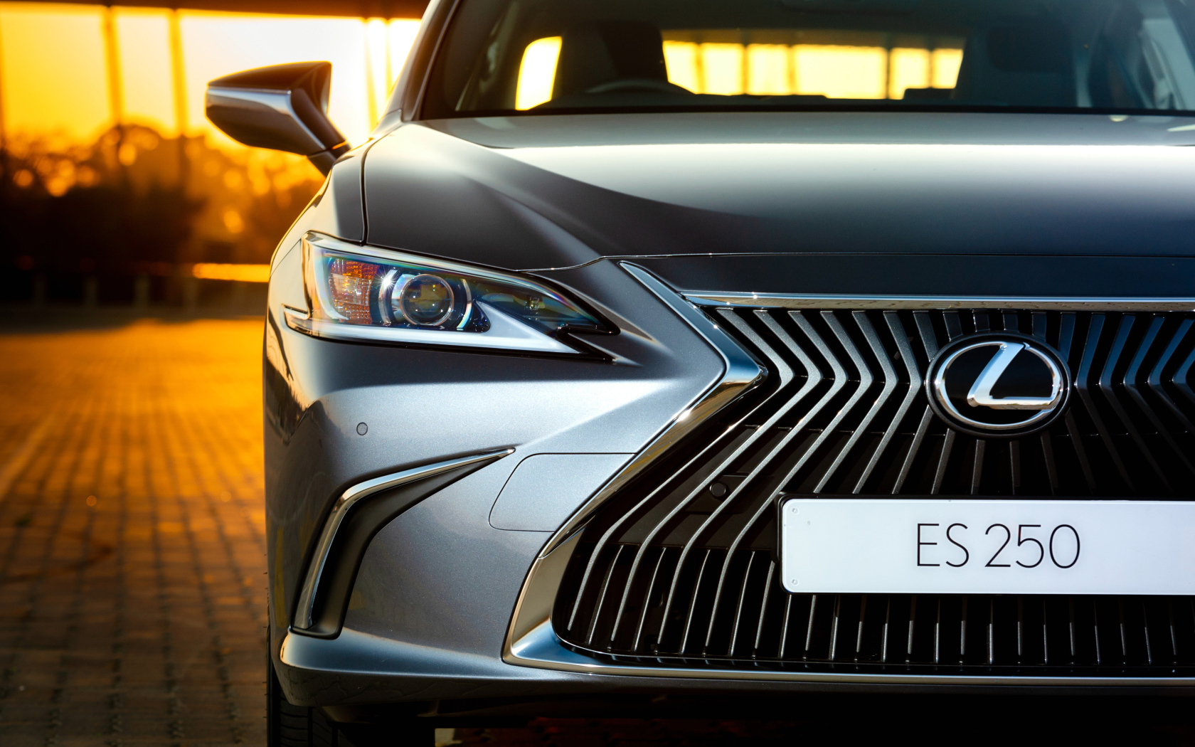 Серебристый Lexus ES 250 2018 года, фара