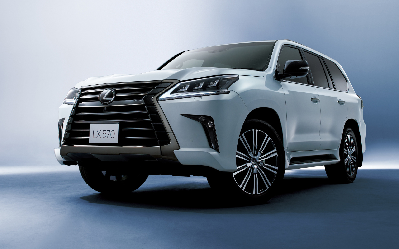 Белый внедорожник Lexus LX570, 2018 года на сером фоне