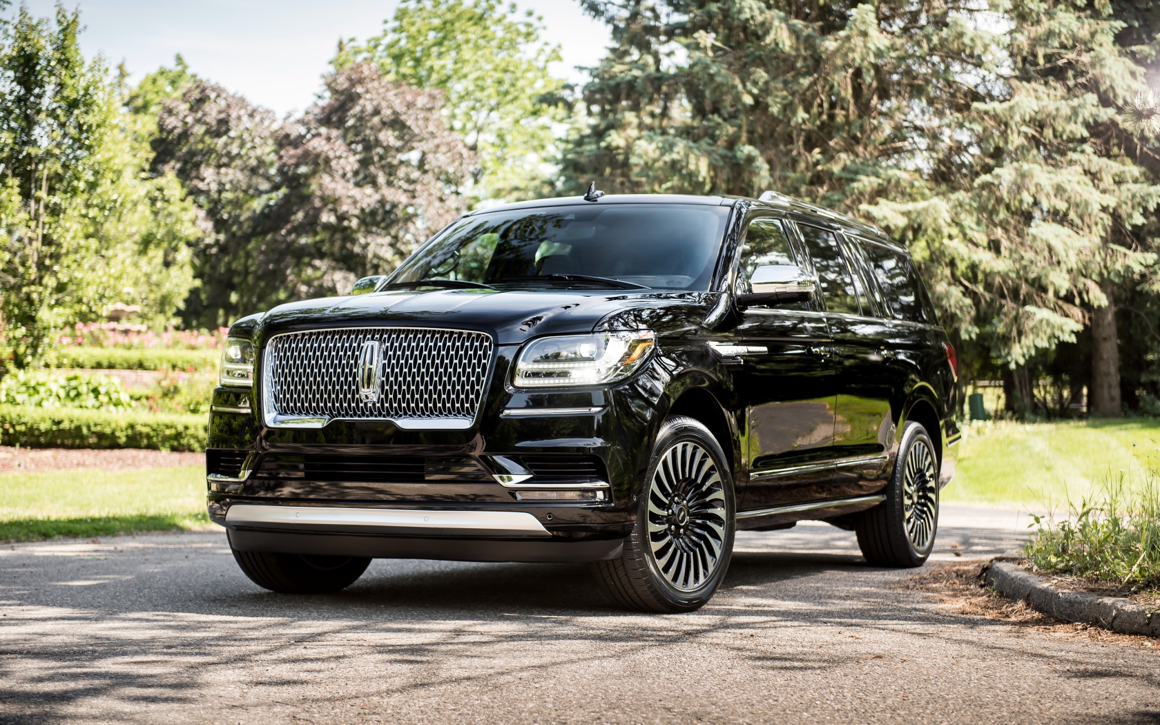 Черный стильный внедорожник Lincoln Navigator L, 2018