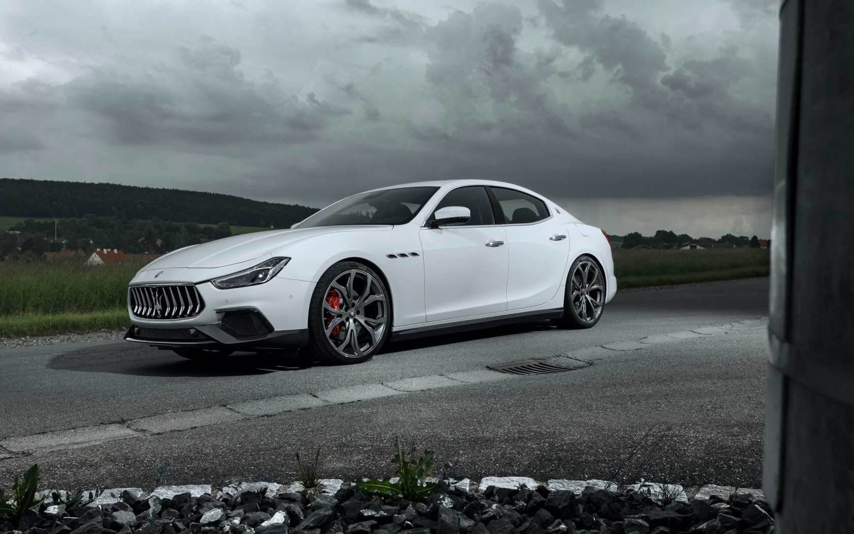 Белый автомобиль Maserati Ghibli GranSport 2018 года 